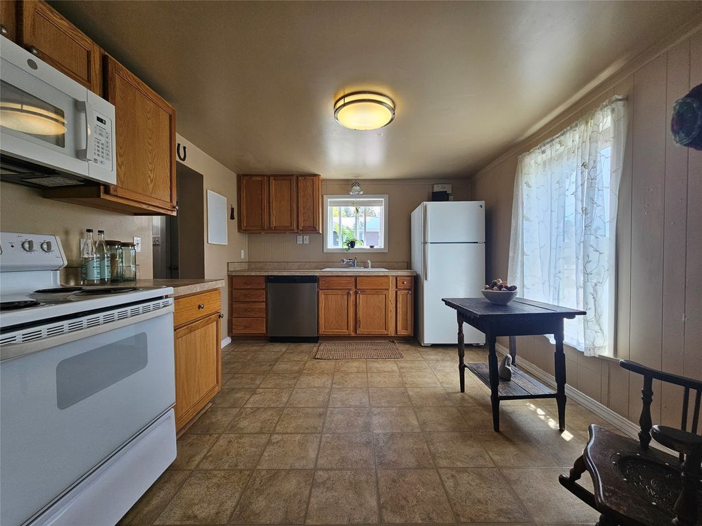Image 6 of property listing at 102 E Chilton Street, White Sulphur Springs, MT 59645