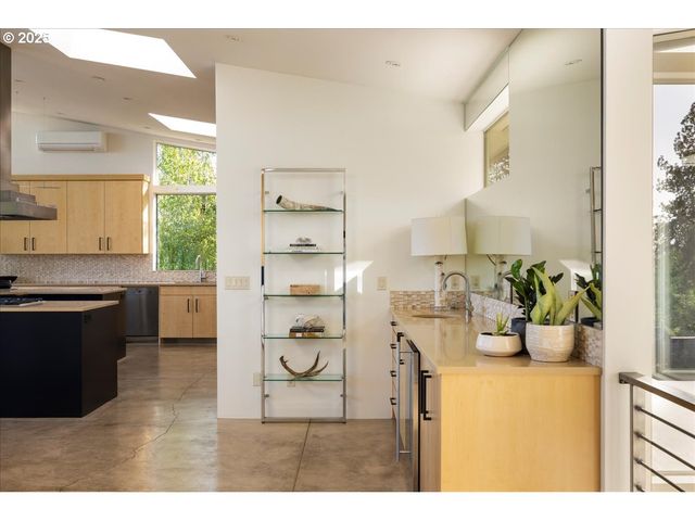 1900 CREST Dr, Lake Oswego, OR 97034