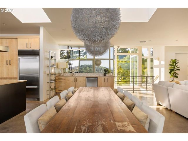 1900 CREST Dr, Lake Oswego, OR 97034