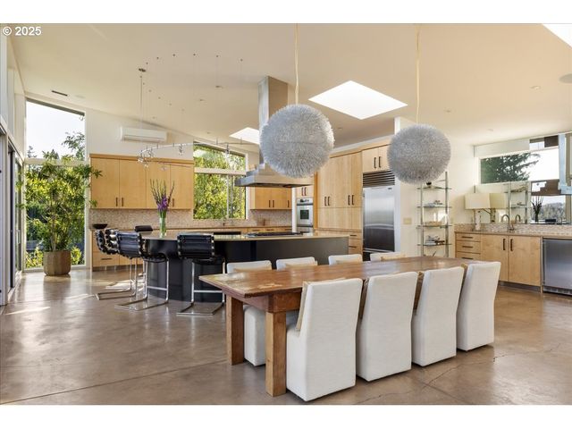 1900 CREST Dr, Lake Oswego, OR 97034