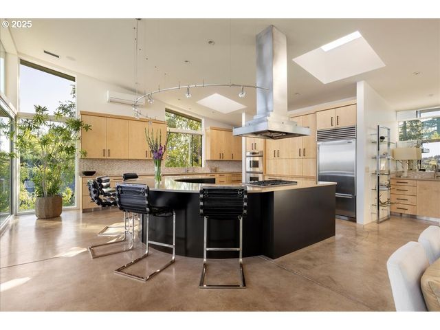 1900 CREST Dr, Lake Oswego, OR 97034