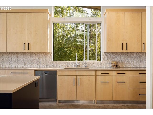 1900 CREST Dr, Lake Oswego, OR 97034
