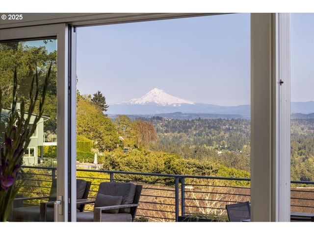 1900 CREST Dr, Lake Oswego, OR 97034