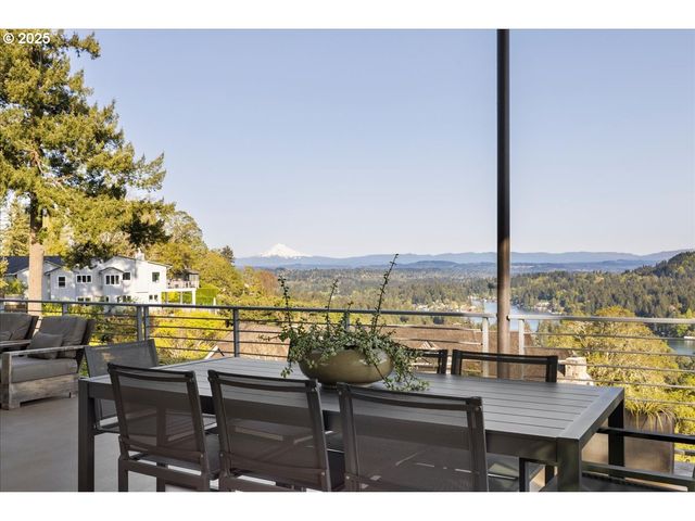 1900 CREST Dr, Lake Oswego, OR 97034