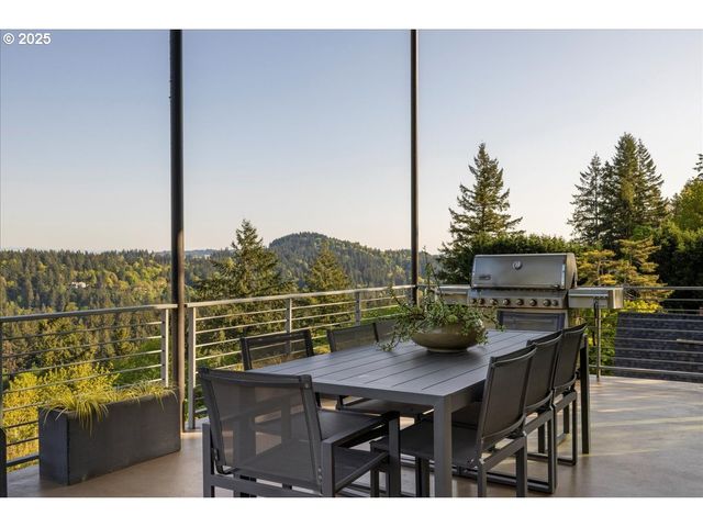 1900 CREST Dr, Lake Oswego, OR 97034