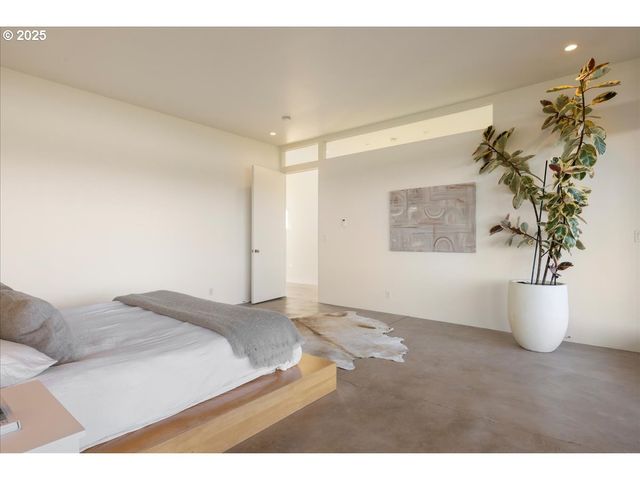 1900 CREST Dr, Lake Oswego, OR 97034