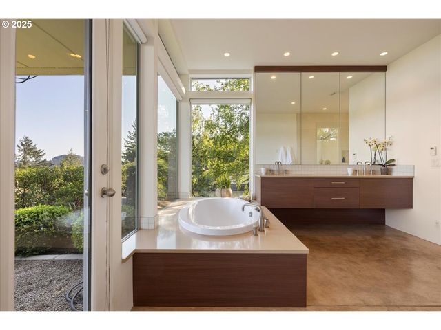 1900 CREST Dr, Lake Oswego, OR 97034