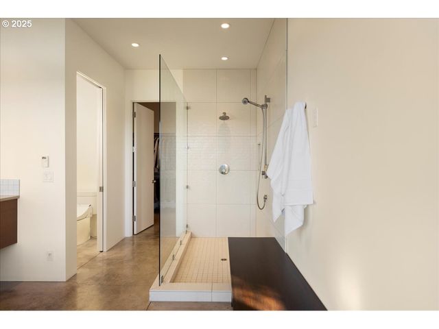 1900 CREST Dr, Lake Oswego, OR 97034