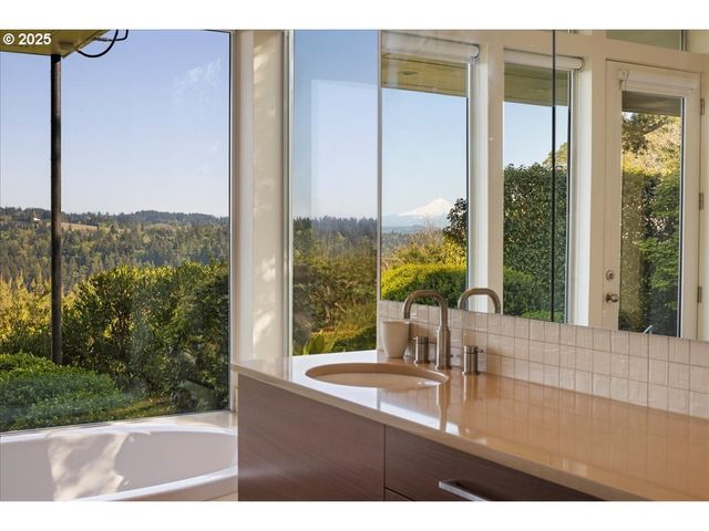 1900 CREST Dr, Lake Oswego, OR 97034