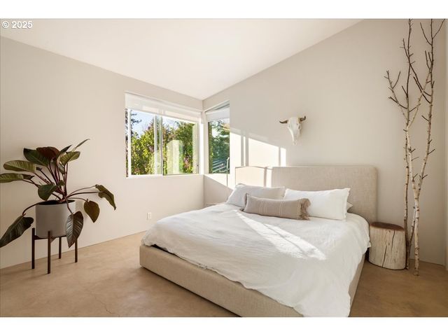 1900 CREST Dr, Lake Oswego, OR 97034
