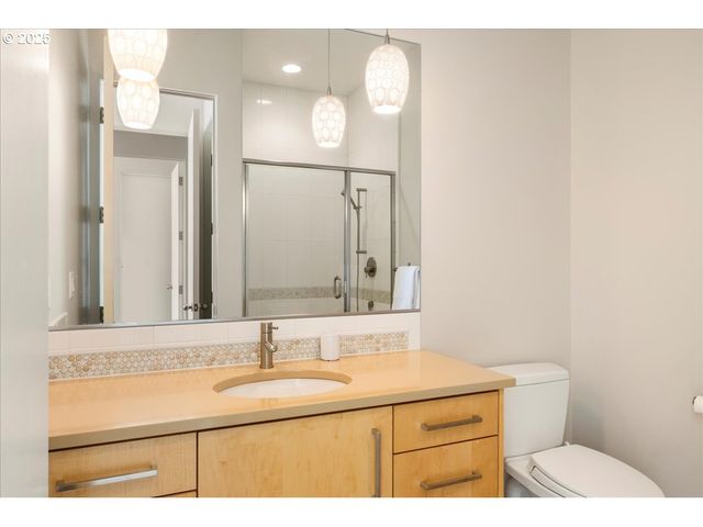 1900 CREST Dr, Lake Oswego, OR 97034