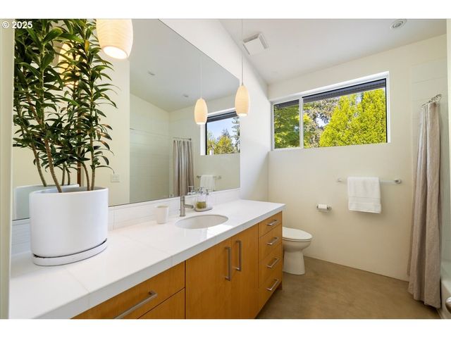1900 CREST Dr, Lake Oswego, OR 97034