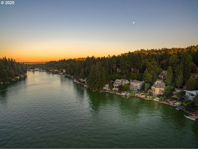 1900 CREST Dr, Lake Oswego, OR 97034