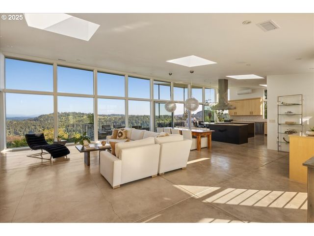 1900 CREST Dr, Lake Oswego, OR 97034