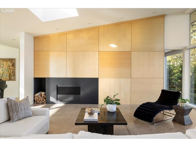1900 CREST Dr, Lake Oswego, OR 97034