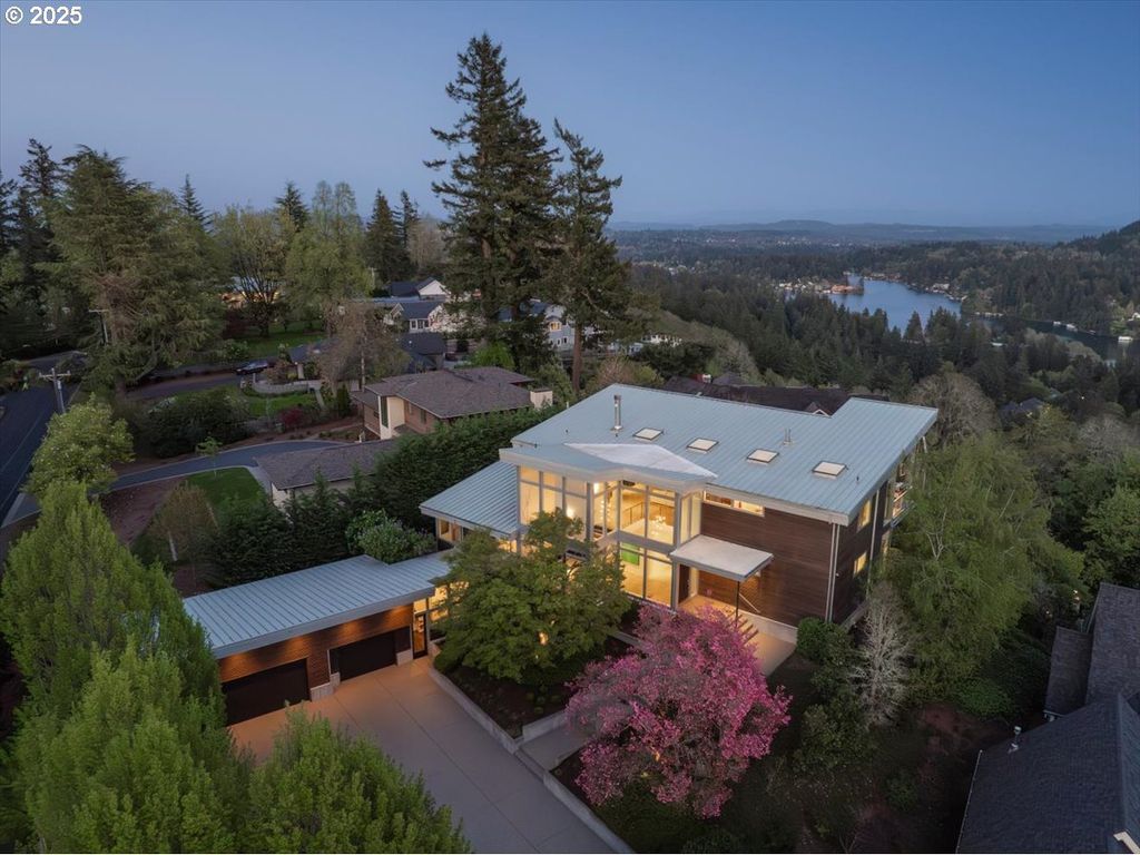 1900 CREST Dr, Lake Oswego, OR 97034