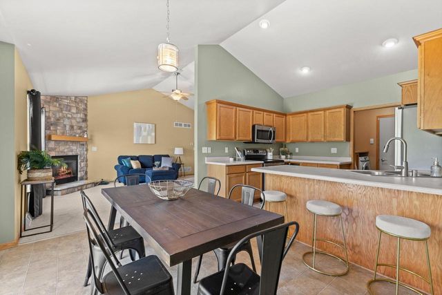 226 Reeds DRIVE, West Bend, WI 53095