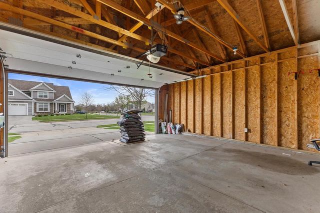 226 Reeds DRIVE, West Bend, WI 53095