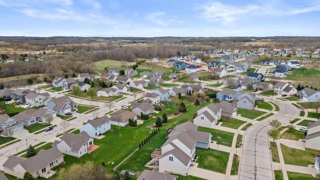 226 Reeds DRIVE, West Bend, WI 53095