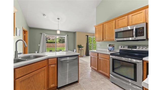 226 Reeds DRIVE, West Bend, WI 53095