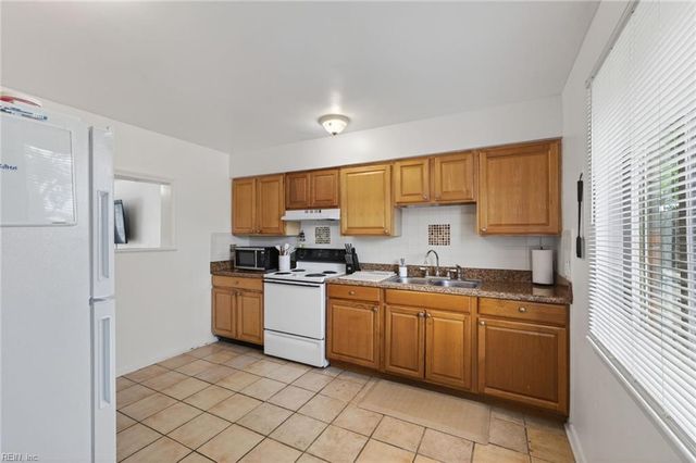 869 S Club House Rd Apt 3, Virginia Beach, VA 23452