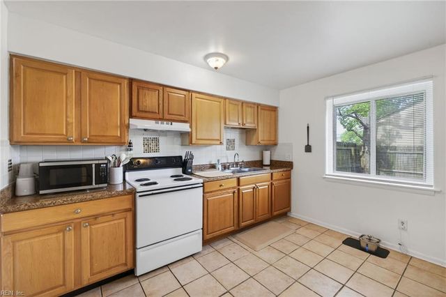 869 S Club House Rd Apt 3, Virginia Beach, VA 23452