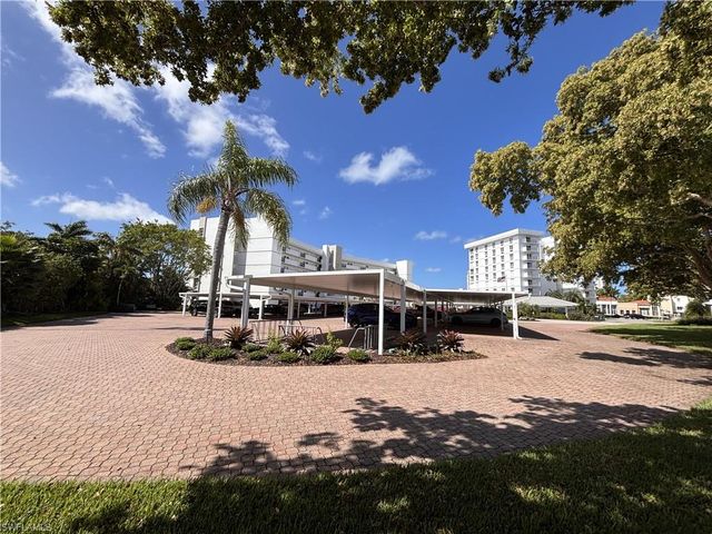 300 Park Shore DR 1B, Naples, FL 34103