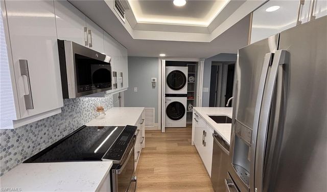 300 Park Shore DR 1B, Naples, FL 34103