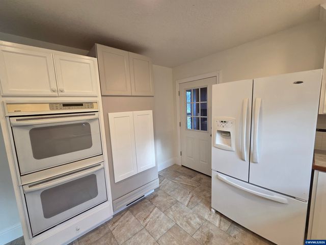 4085 Glenwood Dr SE, Salem, OR 97317