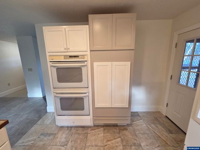 4085 Glenwood Dr SE, Salem, OR 97317