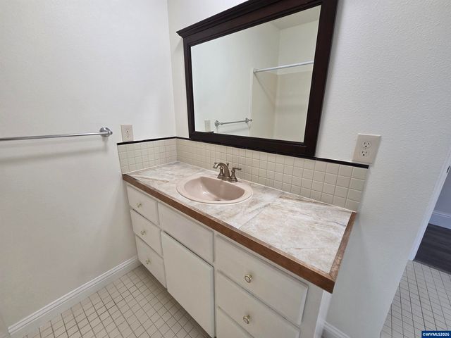 4085 Glenwood Dr SE, Salem, OR 97317