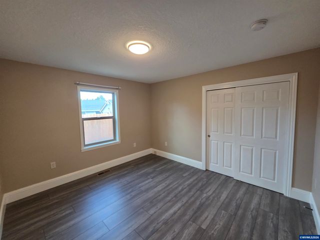 4085 Glenwood Dr SE, Salem, OR 97317