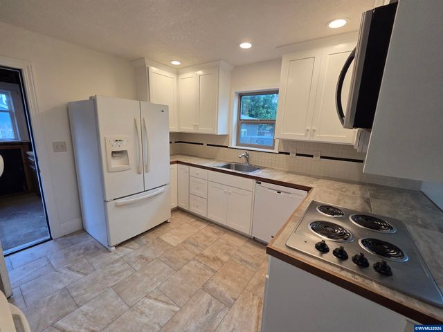 4085 Glenwood Dr SE, Salem, OR 97317