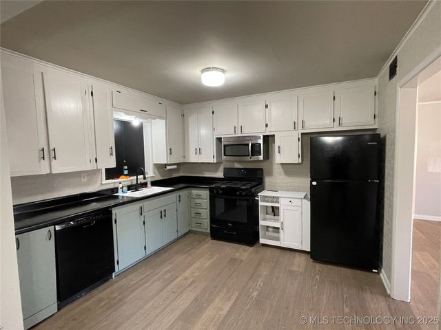 329 S 45th West Avenue, Tulsa, OK 74127