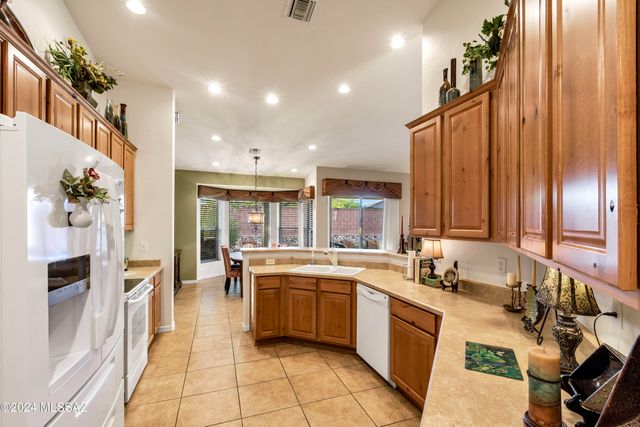716 W Shadow Wood Street, Green Valley, AZ 85614