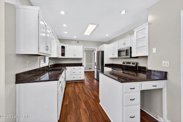 12600 Blackthorn Trace, Louisville, KY 40299