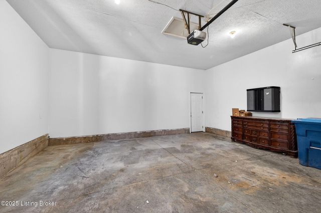 12600 Blackthorn Trace, Louisville, KY 40299