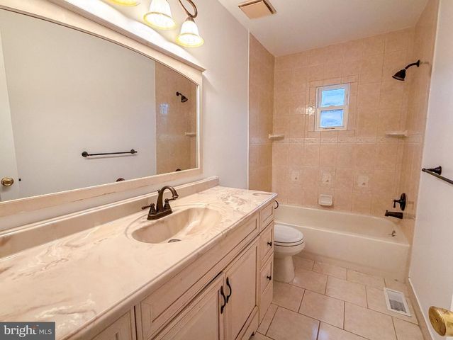 890 JORDAN DR, Bensalem, PA 19020