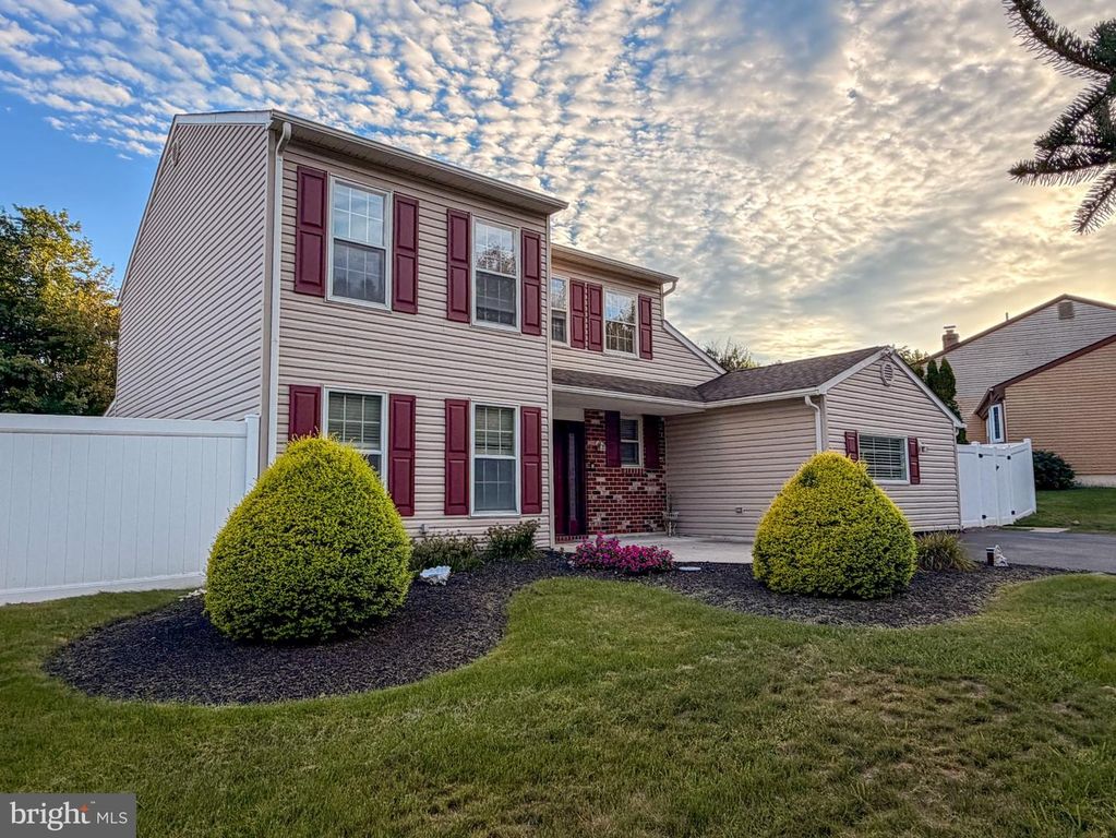 890 JORDAN DR, BENSALEM, PA 19020 — photo 2