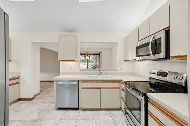 34334 WHISPERING OAKS BOULEVARD, Dade City, FL 33523