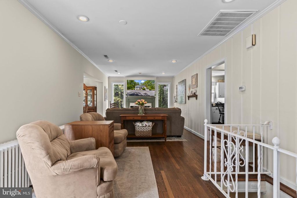 Image 10 of property listing at 5470 HUNTINGTOWN RD, Huntingtown, MD 20639