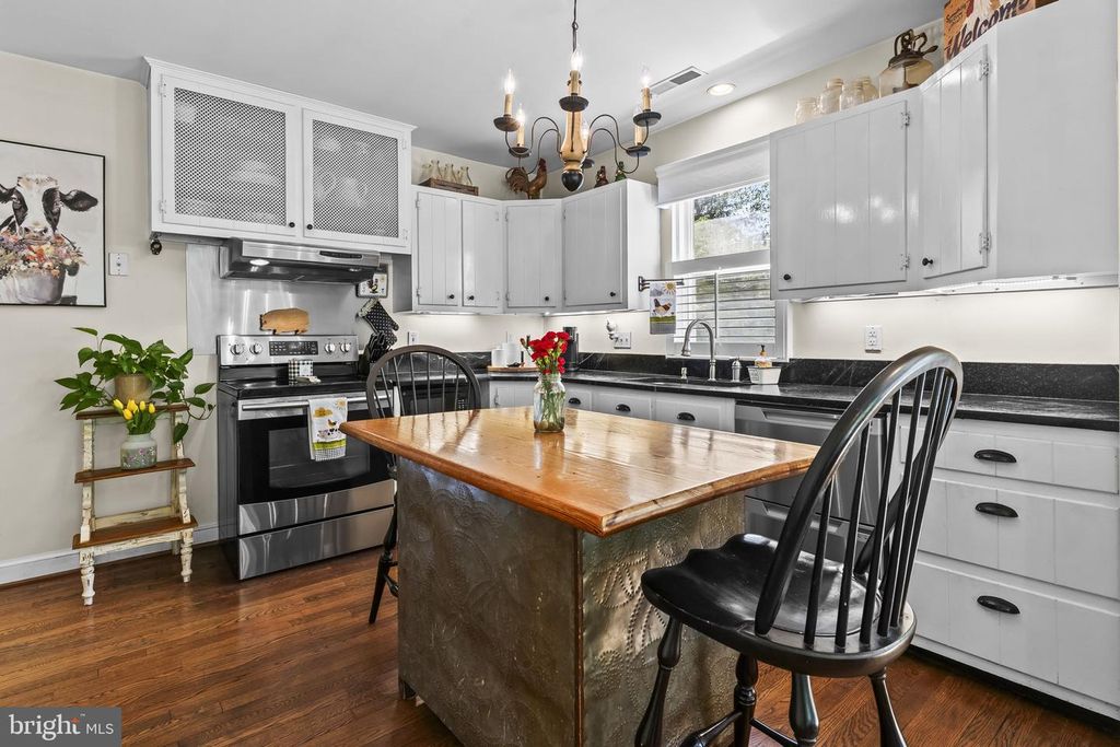 Image 15 of property listing at 5470 HUNTINGTOWN RD, Huntingtown, MD 20639
