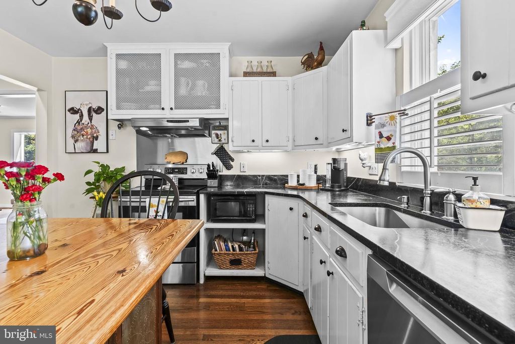 Image 17 of property listing at 5470 HUNTINGTOWN RD, Huntingtown, MD 20639