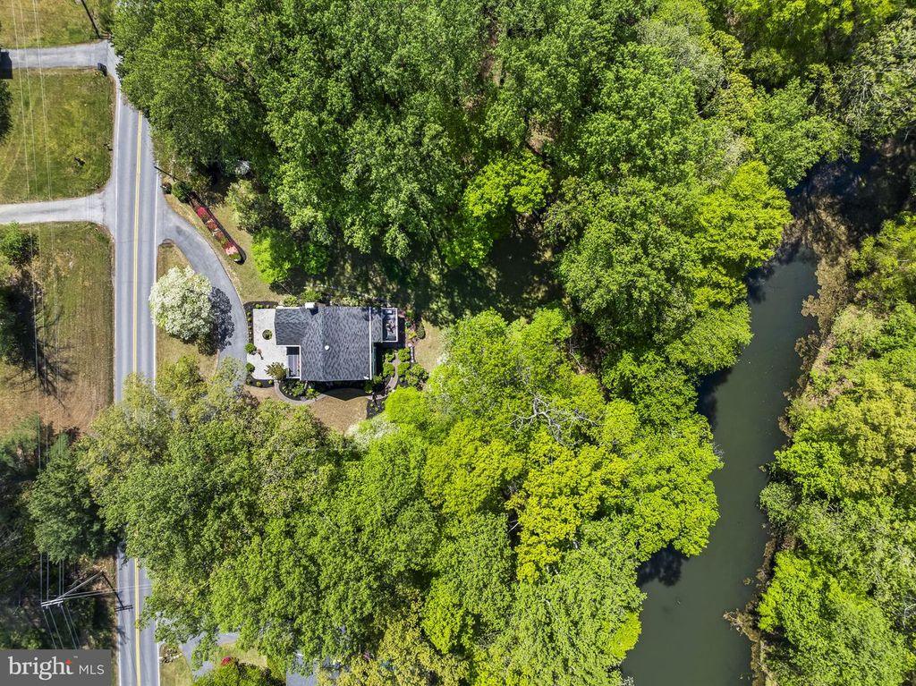 Image 4 of property listing at 5470 HUNTINGTOWN RD, Huntingtown, MD 20639