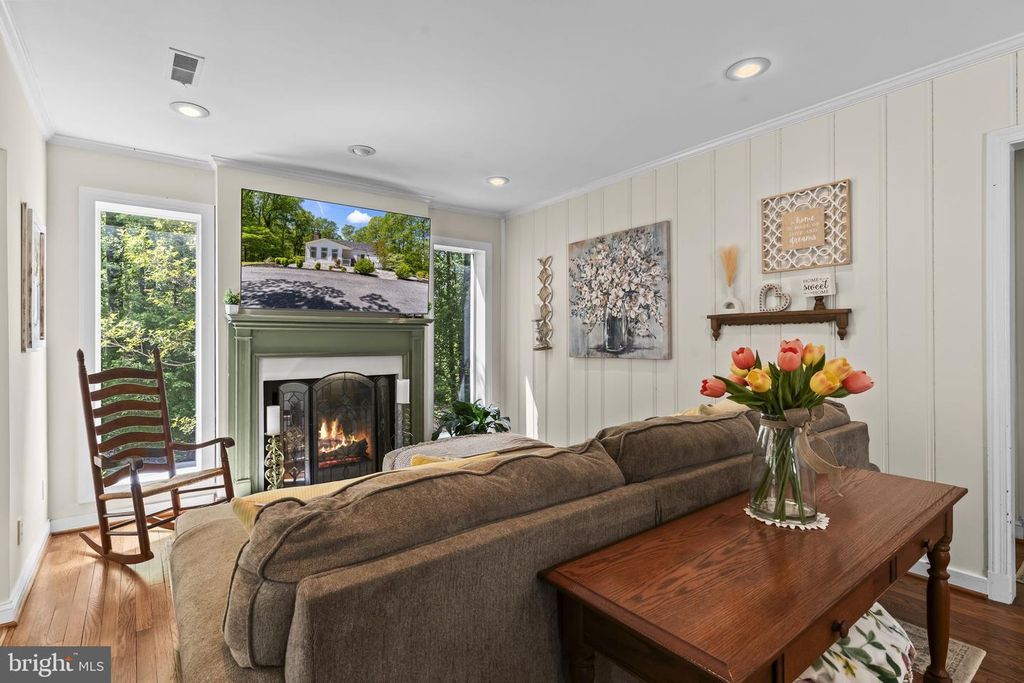 Image 6 of property listing at 5470 HUNTINGTOWN RD, Huntingtown, MD 20639