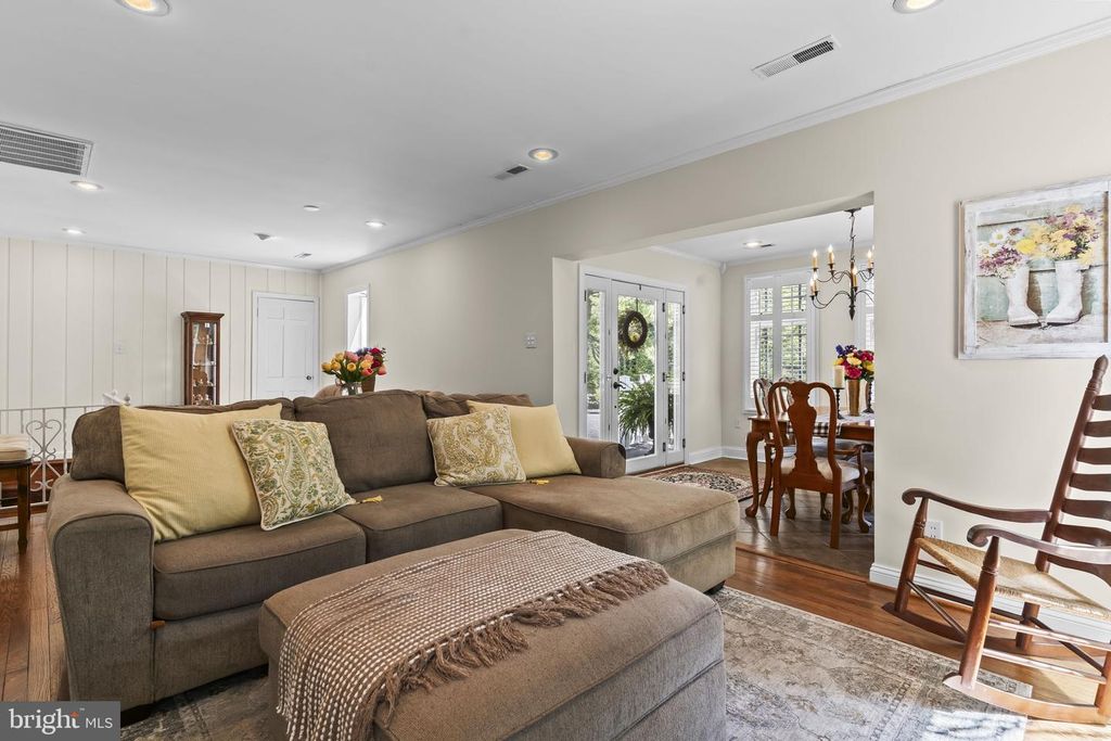 Image 7 of property listing at 5470 HUNTINGTOWN RD, Huntingtown, MD 20639