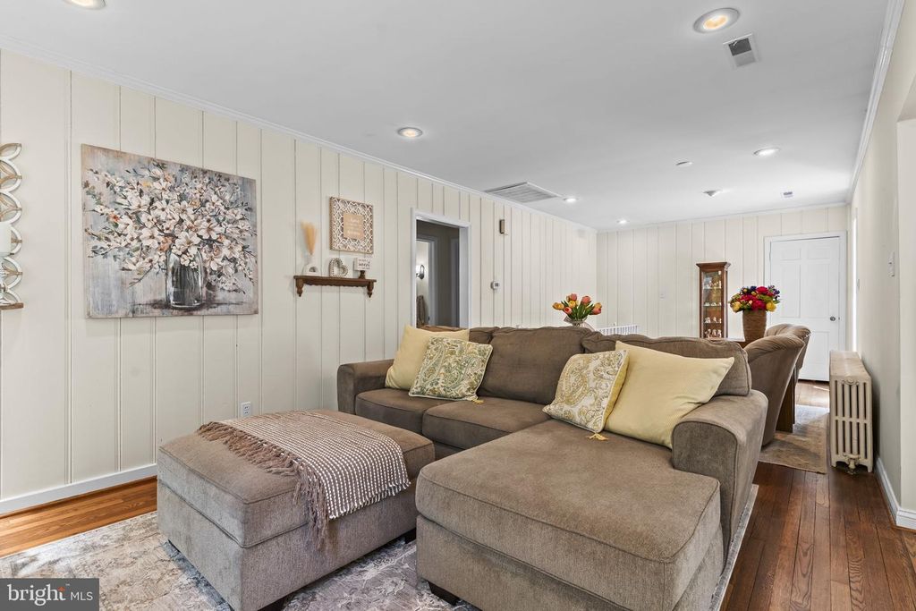 Image 8 of property listing at 5470 HUNTINGTOWN RD, Huntingtown, MD 20639