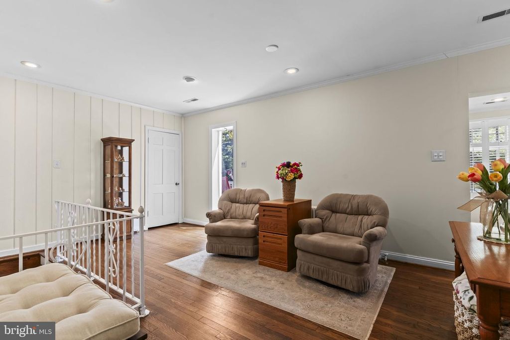 Image 9 of property listing at 5470 HUNTINGTOWN RD, Huntingtown, MD 20639