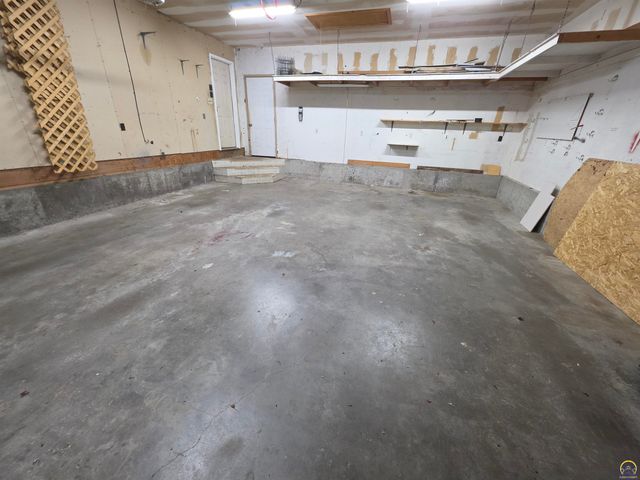 5820 NE Indian Creek RD, Topeka, KS 66617