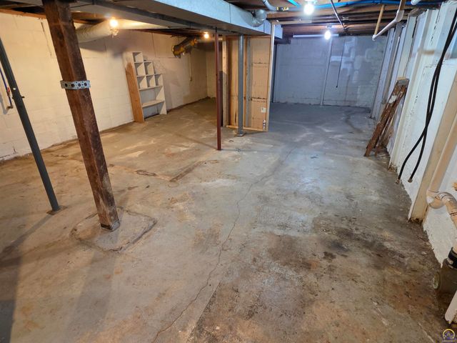 5820 NE Indian Creek RD, Topeka, KS 66617